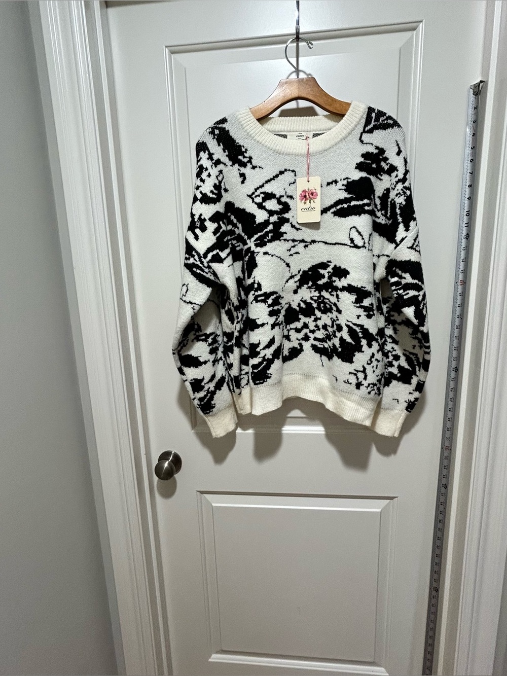 Entro Women's NWT size M Cream and Black abstract Knit Sweater - nice length